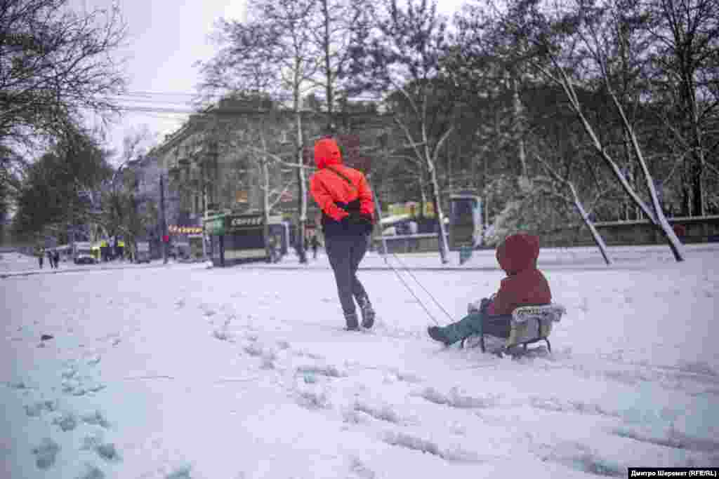 Україну у квітні засипало снігом. У Миколаєві не розгубилися і витягнули санки, які вже чекали свого часу до наступної зими. Фото від 11 квітня 2025 року.Державна служба з надзвичайних ситуацій попереджала про погіршення погодних умов майже по всій Україні