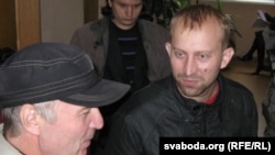 Юры Варонежцаў і Валер Сьляпухін пасьля судовага пасяджэньня.