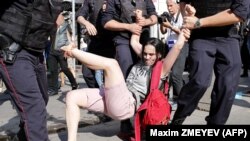 Ռուսաստան - Ոստիկանները բերման են ենթարկում ցուցարարին, Մոսկվա, 27-ը հուլիսի, 2019թ․