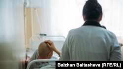 Сотрудница алматинского хосписа входит в  палату пациентки. 