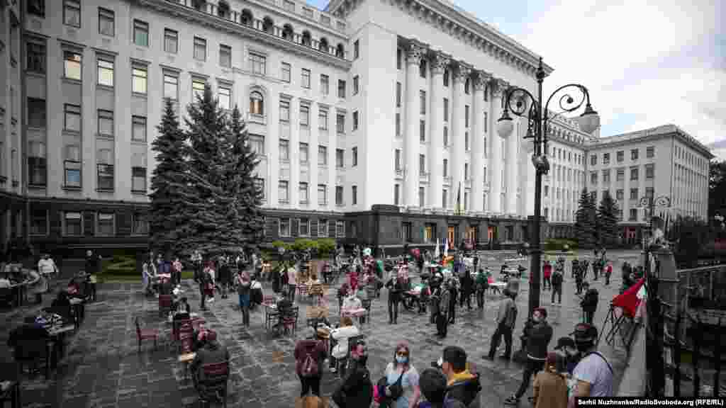 Таким чином вони вимагали дозволити відкрити літні тераси при ресторанах, які зачинені через карантин. Карантин у столиці триває із середини березня у зв&rsquo;язку із пандемією коронавірусної інфекції та захворювання на COVID-19 