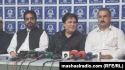 محمد علي سیف (له ښي لوري دویم) په سوات کې د یو خبریال پوښتنه ځوابوي - د جولای ۱۳مې انځور.