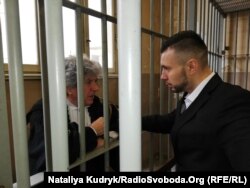 Марків спілкується з адвокатом Делла Валле