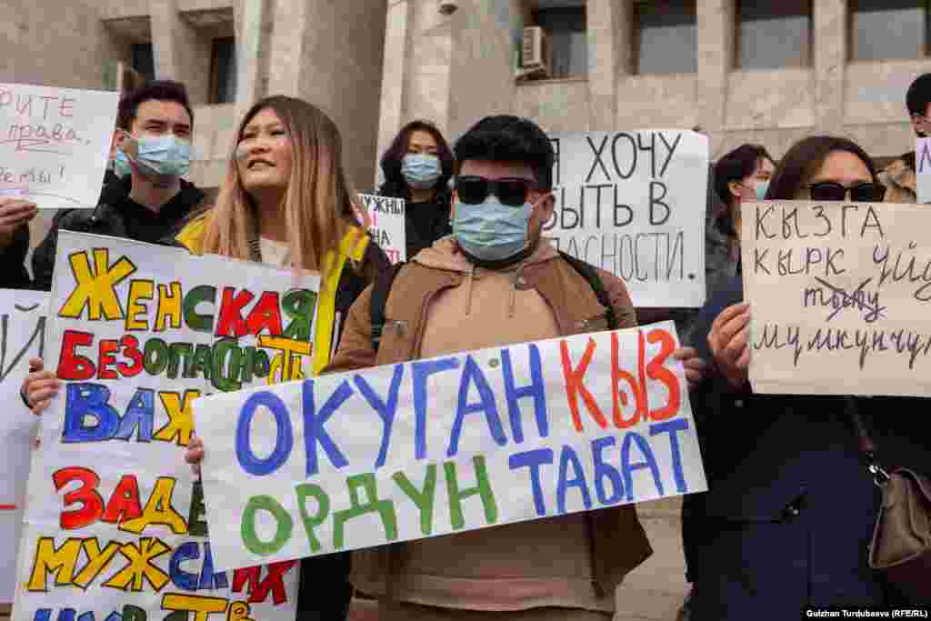Активисттер колдоруна &ldquo;Окуган кыз ордун табат&rdquo;, &ldquo;Кыздар баары бир жеңишке жетет&rdquo;, &ldquo;Чыныгы эркектер теңдиктен коркушпайт&rdquo;, &ldquo;Аялдар үчүн коопсуз жашоо&rdquo;, &ldquo;Кызыл камчы сынсын&rdquo;, &quot;Тынч митингдерге эркиндик&quot; деген жазуулары бар баракчаларды көтөрүп чыгышкан.