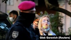 Ակտիվիստը մասնակցում է Բելառուսի հակակառավարական շարժմանը սատարելու հանրահավաքին, Կիև, 8-ը օգոստոսի, 2021թ.