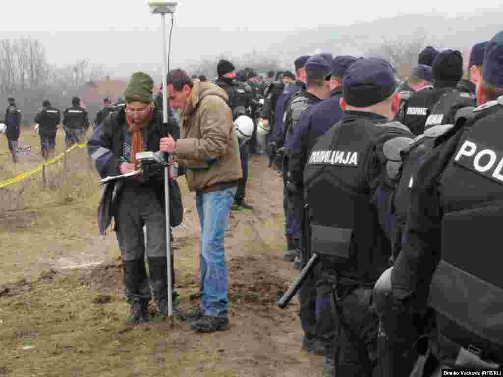 Italijanska kompanija Fiat sa zabrinutošću prati razvoj događaja u Korman polju na kome treba da budu podignuti proizvodni pogoni najvećih i najznačajnijih snabdevača auto delovima za njegovu kompaniju u Kragujevcu. Nezadovoljni vlasnici parcela nastavljaju sa blokadom, a početak radova obezbeđivala je policija, 20.01.2011. Foto: Branko Vučković 