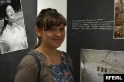 Анастасия Трофимчук возле своей фотоработы