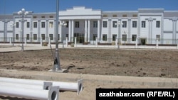Lebap welaýatynda gurluşyk planlary doly tamamlanman ulanyşa tabşyrylan täze mekdeplerden biri. Lebap, awgust, 2012.