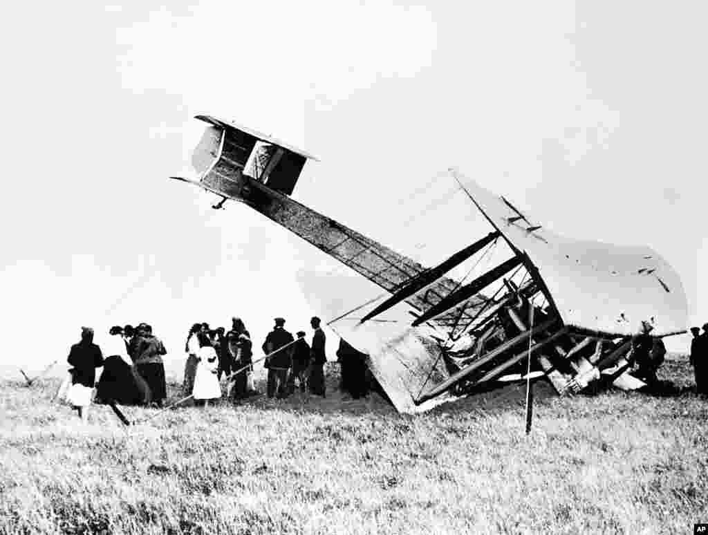 1919-жылдын 15-июнь күнү авиациянын пионерлери Жон Алкок жана Артур Уиттен Браун &quot;Виккерс Вими&quot; деп аталган учагын Клиф станциясынын жанындагы сазга кондургандан кийин тартылган сүрөт. &nbsp;