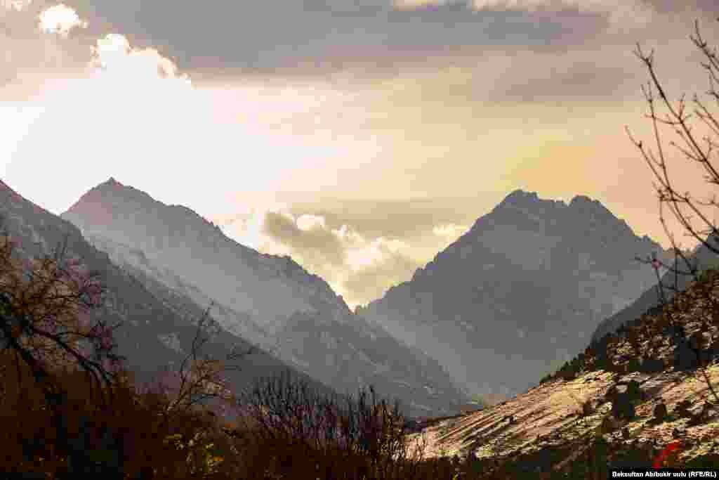 Күн нуру өпкөн чокулар. Ысык-Ата.&nbsp;