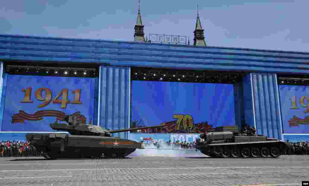 Парад в честь 70-летия Победы Юбилейный Парад Победы в Москве запомнился массовыми отказами многих мировых лидеров участвовать в нем из-за российской агрессии на востоке Украины. В числе &quot;отказников&quot; оказались главы практически всех стран Запада, включая президента США Барака Обаму и премьер-министра Великобритании Дэвида Кэмерона. Отказался приезжать в российскую столицу даже лидер Северной Кореи Ким Чен Ын. Еще одним событием, которое обсуждалось 9 мая, стали проблемы танка &quot;Армата&quot;. Накануне парада, во время генеральной репетиции, он попросту заглох &ndash; новейший российский танк пришлось буксировать