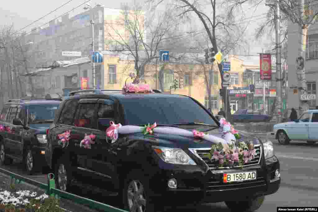 Свадебный кортеж на зимних улицах Бишкека. 