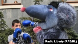 Концептуальная акция движения "Наши" против коррупции. Крыса символизирует коррупцию.