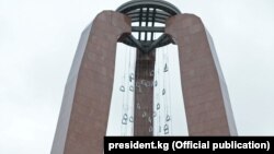 Үркүн курмандыктарына арналып орнотулган эстеликтин башы. «Ата-Бейит»