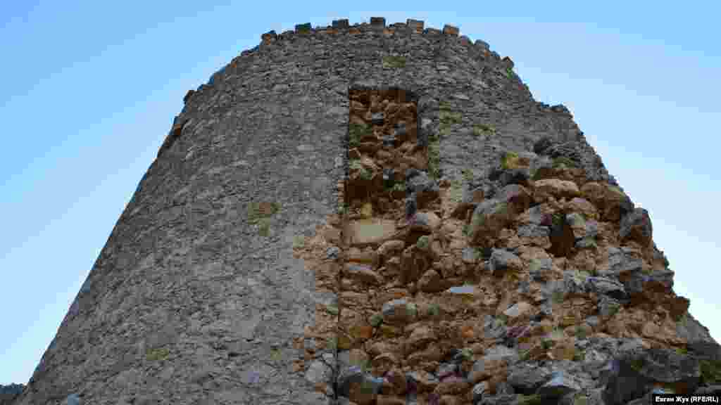 Генуезька фортеця Чембало в Балаклаві була побудована як фортифікаційна споруда в 1343 році на Фортечній горі (грецька назва &ndash; Кастрон). Фортеця була однією з ланок у торговельному ланцюгу відносин між Генуєю і Китаєм, тому під час археологічних розкопок тут знаходили товари з різних куточків євразійського регіону