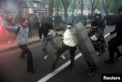 Сутичка на мітингу 28 квітня. На рукаві чоловіка в центрі – символіка «Донецької республіки» та «Народного ополчения Донбасса» – організацій, що підтримували напад РФ на Донбас у 2014-му