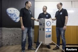 Ярив Баш, Кфир Дамари жана Йонатан Уайнтрауб космостук көлүктүн прототиби менен. Бар-Илан университети. 24-февраль 2018