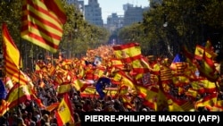 Референдум каталондуктарды экиге бөлдү