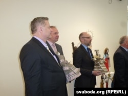 Госьці зь Літвы атрымалі беларускія гасьцінцы – саламяныя лялькі