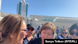 Протестующие общаются с вопросами к вышедшей к ним депутату сената Ляззат Сулеймен (в центре). Нур-Султан, 19 сентября 2019 года.