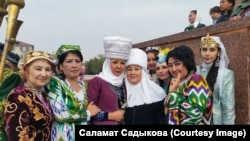 Өзбекстандык делегацияны тосуп алгандардын арасында белгилүү ырчылар болду