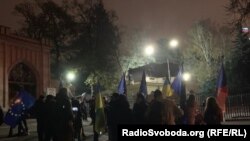 Із українськими та чеськими прапорами та плакатами «Путін – забирайся геть з України» активісти висловили обурення ескалацією конфлікту у Керченській протоці