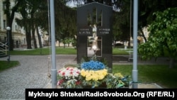 Монумент розмістили на подвір’ї управління штабу військ оперативного командування «Південь» 