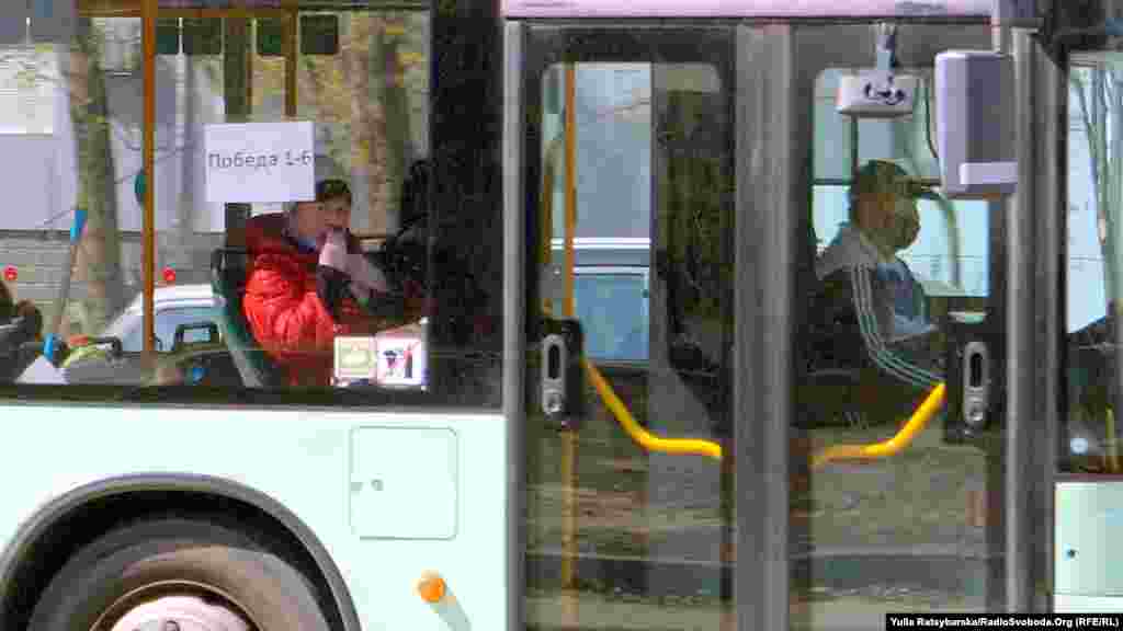 Громадський транспорт Дніпра зараз функціонує тільки для працівників &laquo;критичної інфраструктури&raquo; &ndash; медиків, комунальників, правоохоронців, рятувальників, працівників хлібозаводів тощо. Масковий режим та спецпосвідчення &ndash; обов&rsquo;язкова умова поїздки. Дніпро, 5 квітня 2020 року&nbsp;