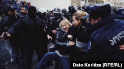 Тбилисидаги намойишчилардан 37 нафари қўлга олинди.
