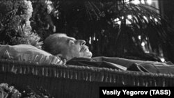  Сталин Иосиф, Зазадоккху-бутт, 6-гIа, 1953 шо