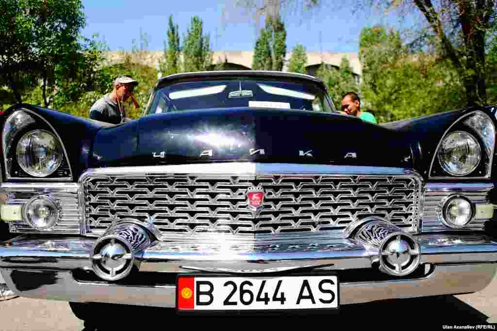 Жалаң советтик төбөлдөрдү ташыган Чайка автоунаасы азыркы лимузиндерден ашса ашып бирок кем калган эмес.