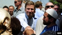 Германиянын тышкы иштер министри Гвидо Вестервелле Оштун тургундары менен жолугууда 