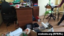 Жарандык активисттерди, журналисттерди жана укук коргоочуларды тинтүү.