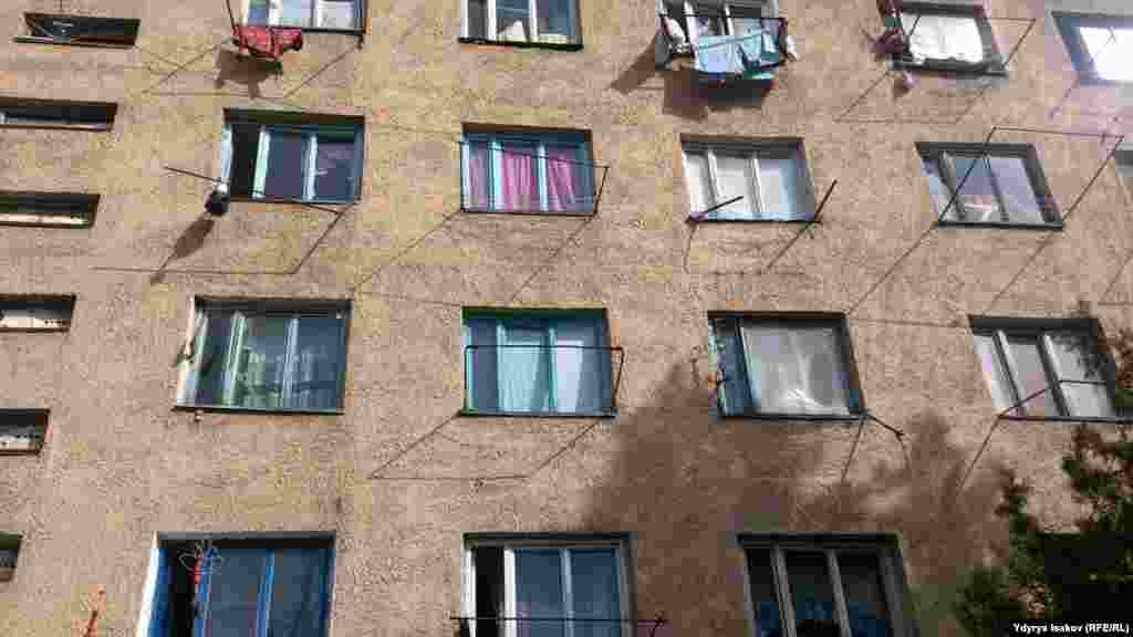 Оштогу №16 кесиптик лицейге караштуу &quot;Чайка&quot; жатаканасы. Мунун жарымында 90-жылдагы Ош коогалаңында шаардан качып чыккандар, жарымында лицейдин студенттери жашайт. Дагы бир бөлүгүндө &quot;Барчын&quot; деп аталган санаторий жайгашкан.