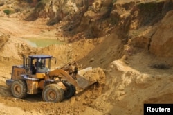 Экскаватор на месторождении редкоземельных металлов в китайской провинции Цзянси