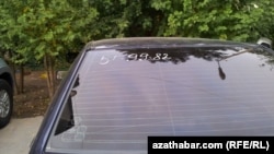 Awtoulagyň aýnasynda onuň satylýandygy baradaky bildirişi we habarlaşmak üçin telefon nomerini ýazmak gadagan edilýär. 