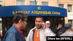 Активист Данияр Байтлеу (справа) вместе со своими сторонниками. Шымкент, 2019 год.