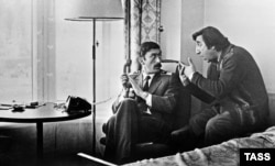 Вахтанг Кикабидзе (Валико Мизандари, «Мимино») и Фрунзик Мкртчян (Рубик Хачикян) в комедии режиссера Георгия Данелия «Мимино», 1978 г.