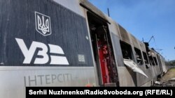 Потяг Інтерсіті, пошкоджений внаслідок масованого обстрілу Києва армією РФ, 28 серпня 2025 року