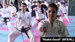 Сабина Тағойназарова (дар сафи аввал аз тарафи дасти рост)