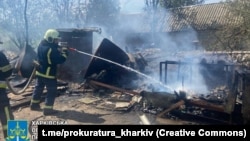 Рятувальники ліквідують пожежу, що виникла внаслідок російського удару на Харківщині, архівне фото