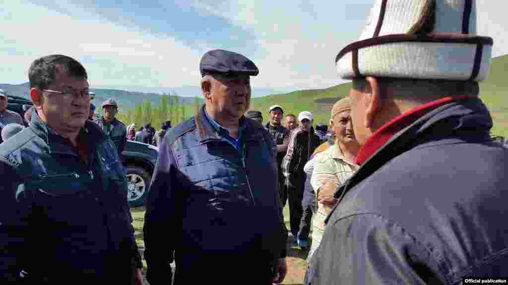 Кырсык болгон жерде өзгөчө кырдаалдар министри Кубатбек Боронов, министрдин орун басары Равшан Рысбаев баш болгон 100дөн ашуун куткаруучу жүрөт.