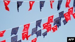 Եվրամիության և Թուրքիայի դրոշները Ստամբուլի Թաքսիմ հրապարակում, արխիվ