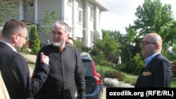 Глава «Народного движения Узбекистана»  Мухаммад Салих (справа).