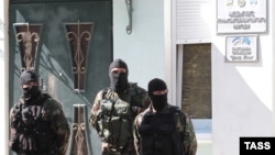 Аўтаматчыкі каля Мэджлісу ў Сімфэропалі