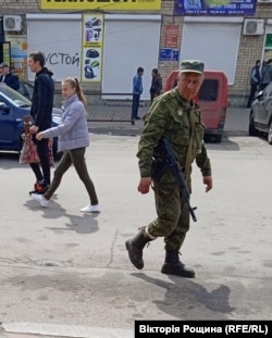 Представник окупантів в Мелітополі. Квітень 2022 року