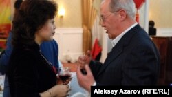 Генконсул КНР Ду Дэвэнь и культуролог Мурат Ауэзов. Казахстан, Алматы, 7 февраля 2013 года.