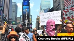 Акции в поддержку Pussy Riot  в Нью-Йорке, 17 августа