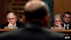 Голдман Сакстын чоңдору Капитолийде сурак беришти