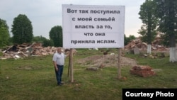 Артур Русяев сүтелгән мәчет хәрабәләре янында